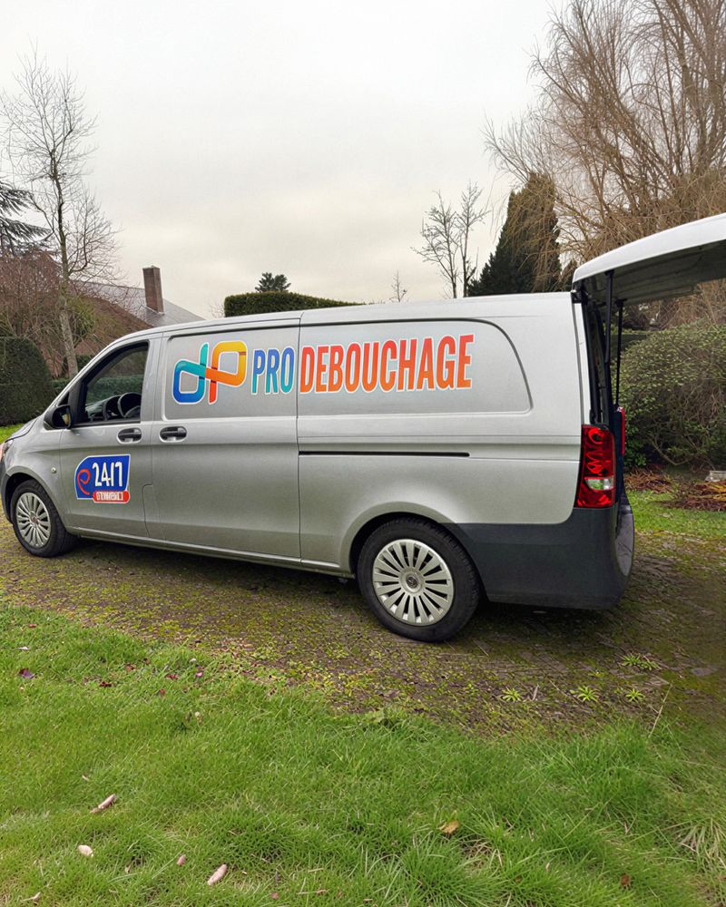 La camionnette Pro Débouchage, portes arrière ouvertes, prête pour l'intervention.