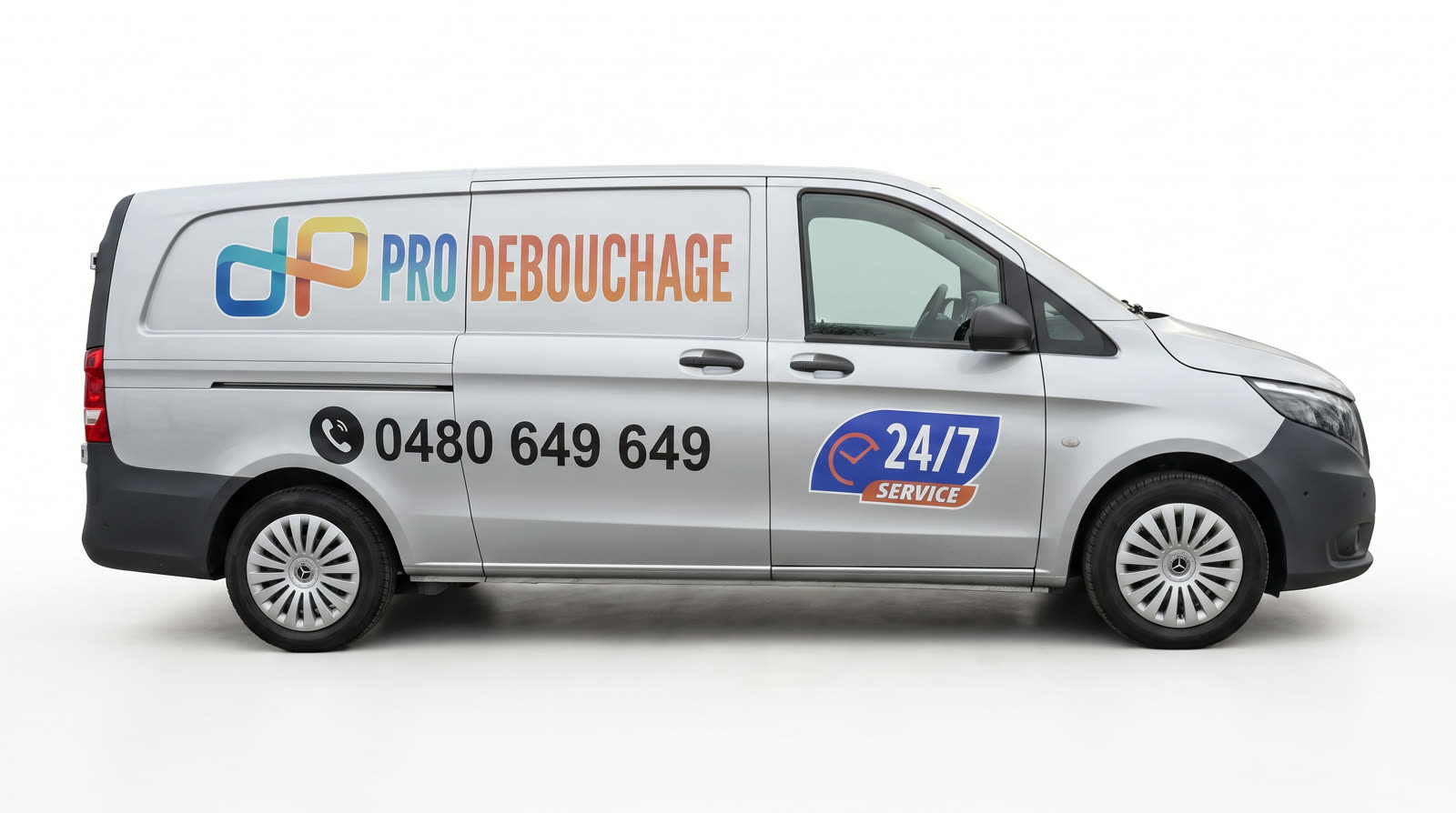 Camionnette Pro Débouchage, Mercedes Vito grise, avec le numéro 0480 649 649 sur le flanc.