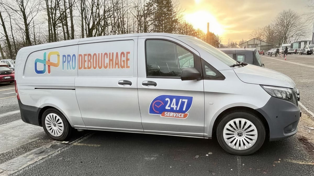 La camionnette Pro Débouchage au lever du jour, prête à partir en intervention.