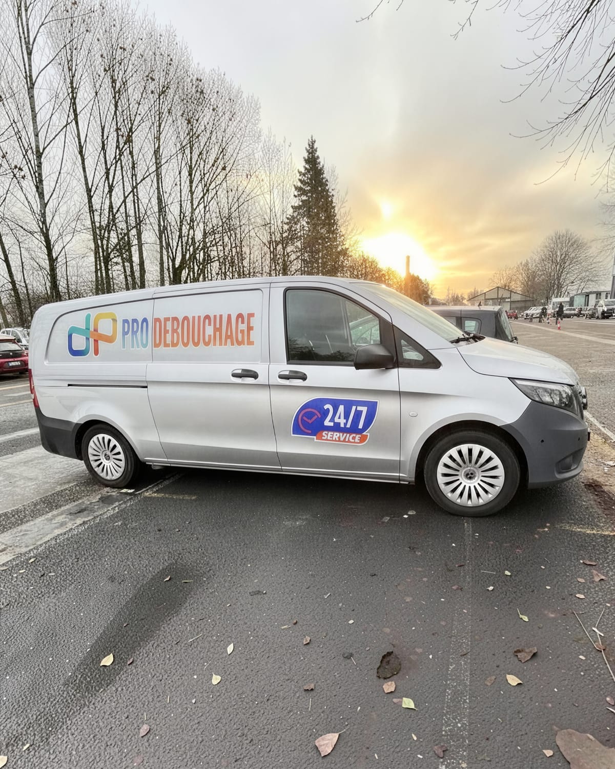 La camionnette Pro Débouchage, une Mercedes Vito grise, au petit matin avant la première intervention.